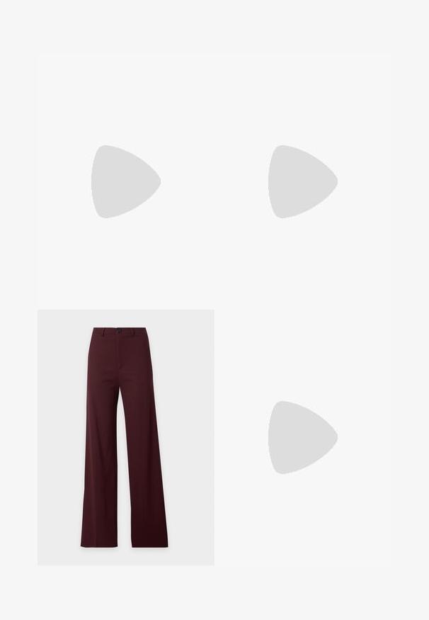 Braunes T-Shirt mit kurzen Ärmeln und Rundhalsausschnitt, mit weißem "JJXX STUDIO"-Logo mittig auf der Brust.; Dunkelburgunderweite Hosen mit hoher Taille, Gürtelschlaufen, Vorderknopf und Reißverschluss.; Dunkelbraune Leder Slipper mit abgerundetem Zehenbereich, gestickten Details und einem moderaten Blockabsatz. Glatte Textur, minimalistisches Design.; Dunkelbraune Lederschultertasche mit weicher, lockerer Form und einem gedrehten Knotengriff vor schlichtem weißem Hintergrund.