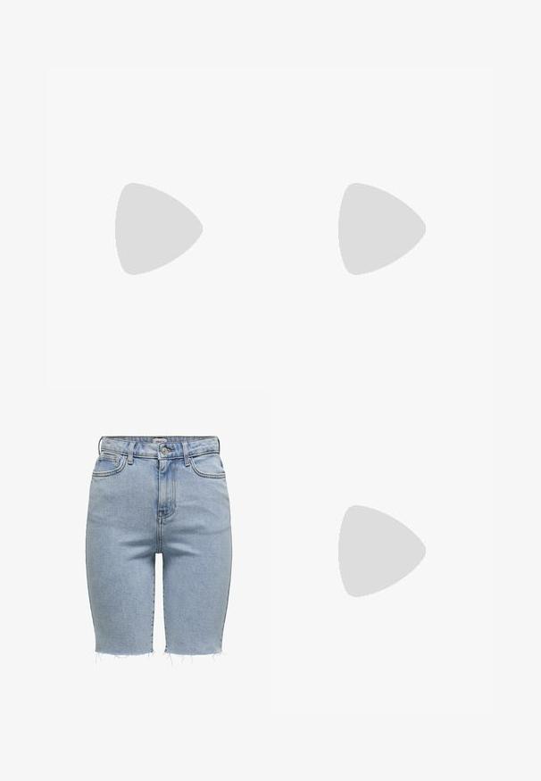 Top de color gris claro, de manga corta y fabricado en tejido suave. Presenta un escote redondo y un sutil detalle de costura en el frontal. Corte regular.; Pantalones cortos de mezclilla azul claro con un dobladillo deshilachado, cintura alta, cinco bolsillos y cierre de botón plateado. Textura desgastada en toda la prenda.; Sandalia tipo 'slide' en ante verde apagado con plantilla de corcho y suela de goma negra. Presenta una hebilla dorada y textura suave.; Gafas de sol ovaladas con montura carey, lentes tintadas en marrón y varillas delgadas apoyadas sobre una superficie blanca.