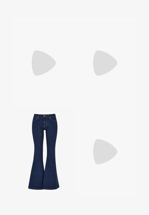 Roze cropped haltertop in een zachte, geribbelde textuur met spaghettibandjes en een oranje accent. De merklogo is geborduurd op de voorkant.; Donkerblauwe denim flared jeans hebben een hoge taille, voorkantzakken en contrasterende gele stiksels. De flared onderkant wordt geleidelijk breder.; Chunky platform roze schoen met dubbele hartvormige gespen, kantafwerking en stevige sculpted zool tegen een plain witte achtergrond.; Zwarte lakleren schoudertas met een zilveren gespdetail en een zilveren kettingriem, getoond tegen een effen lichte achtergrond.