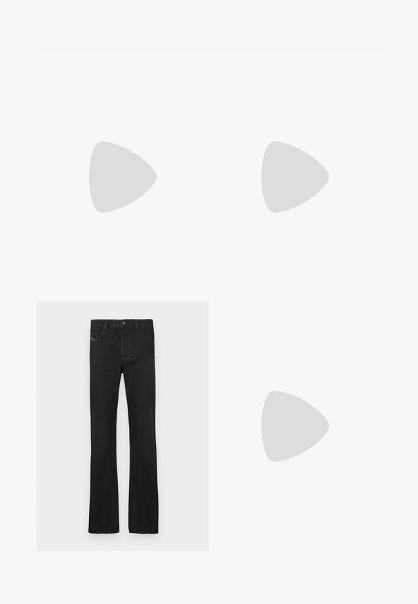 T-shirt en coton noir avec un col rond et des manches courtes. Présente un petit logo en argent brodé au centre avant.; Jean en denim noir avec une coupe droite, comprenant cinq poches, une fermeture avant à boutons et des coutures rouges subtiles sur la poche gauche.; Diesel S PAGODHA LOW - Baskets basses - black; Ceinture noire Diesel avec grand texte logo blanc, boucle rectangulaire en argent, et détail de boucle métallique brandée, enroulée sur un fond clair.