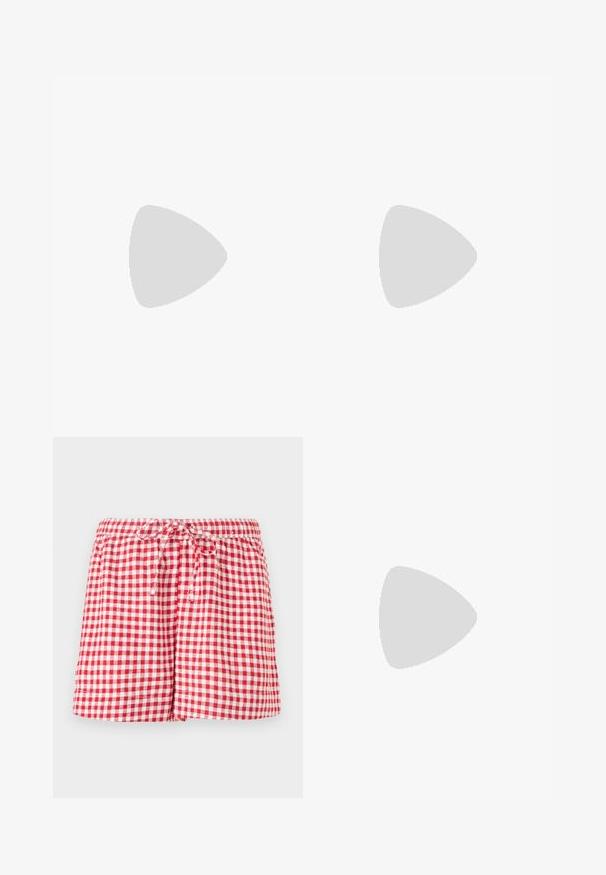 Rød bomulds T-shirt med korte ærmer, rund halsudskæring og glat tekstur, med en tætsiddende form og ingen synlige mønstre eller detaljer.; Rød- og hvidternet shorts med elastisk talje og snor. Har en afslappet pasform og kantede kanter. Stoffet virker let.; Sorte læder flade sko med spids tå, samling detaljer omkring åbningen, og en sølv spænde accent på den justerbare rem.; Kvinde iført en sort- og hvidmønstret bluse, der holder en blank rød skuldertaske mod en ensfarvet baggrund.