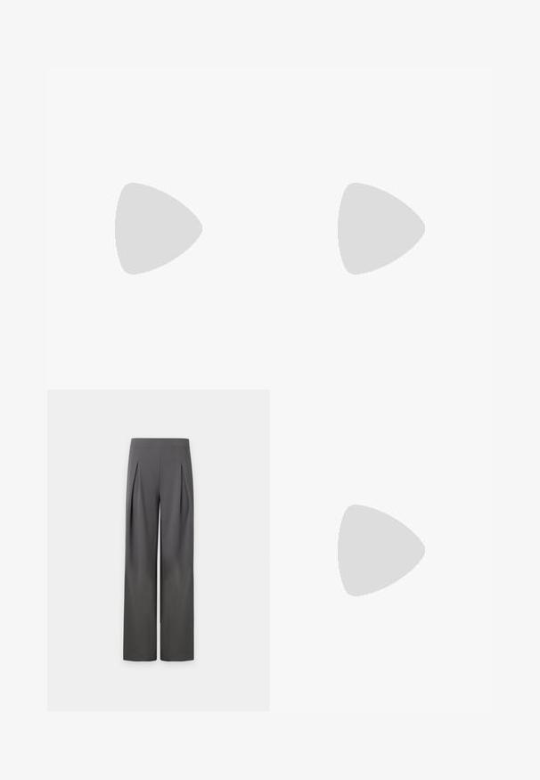 Haut plissé noir et blanc à manches longues, décolleté rond et motif abstrait. Fabriqué en tissu léger avec une finition texturée.; Pantalon large taille haute gris foncé avec plis à l'avant s'étendant de la taille jusqu'au milieu de la cuisse sur un fond neutre.; Bottine noire en cuir avec un bout pointu, une silhouette ajustée et un haut talon aiguille. Texture lisse et peu de détails de couture.; Boucles d'oreilles en métal argenté en forme de goutte, avec une surface lisse et réfléchissante, présentant un design sans couture et sans embellissements visibles.