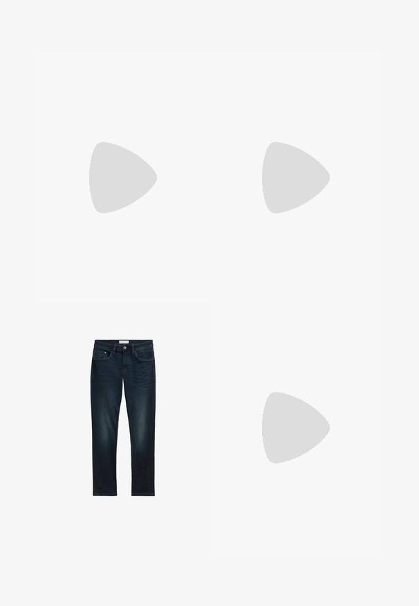 Marineblå polo-shirt med en to-knaps placket, kontrasterende blå krave og ærmekanter, samt broderet "Tom Tailor" logo på brystet.; Mørkeblå denim jeans med slim fit, der har fem lommer, knaplukning og diskret falmning foran for tekstur.; Marine læder sneakers med hvide gummisåler, rund tå og sorte snørebånd. Subtile teksturer og branding på siderne. Casual design.; Sort læderbælte med en struktureret overflade, der har en rektangulær sort metalspænde og et brandet accent. Glatte kanter og lagdelt design.