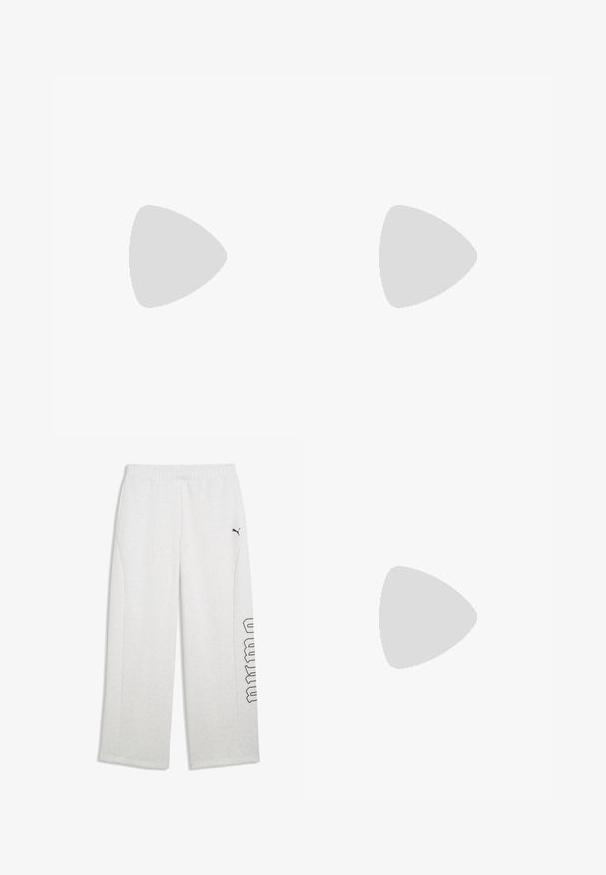Masque facial tubulaire en tissu coloré avec un design graphique abstrait, des lèvres rouges et des éléments de texte mélangés en vert, blanc et noir.; Pantalon de jogging gris clair avec taille élastique, poches latérales, logo Puma noir sur la cuisse gauche et texte contour noir sur la jambe droite.; Chaussure plate en daim Puma gris clair avec logo blanc, lacets à l'avant, côtés découpés et semelle beige texturée, vue du côté extérieur.; Petit sac d'épaule vert irisé avec bordure noire, sangle réglable noire, fermeture éclair et logo Puma au centre avant.