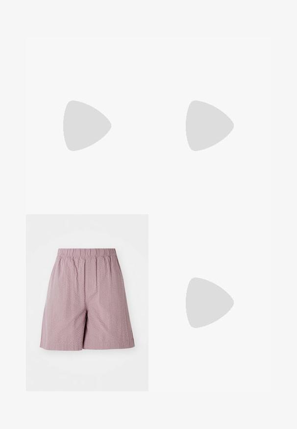 Zwart aangesloten dames top zonder mouwen met dunne verstelbare schouderbandjes en een lichte ronde hals, getoond op een witte achtergrond.; Lichtroze shorts van gestructureerde stof met een elastische tailleband en een rechte snit. Heeft een subtiel patroon en een nette zoom.; Roze sportschoen met uitgesneden zijkanten, verstelbare klittenbandsluiting aan de bovenkant en een dikke zool met "AIR" aan de zijkant.; Zwarte denim schoudertas met dubbele koordbandjes en geknoopte uiteinden aan beide zijden, afgebeeld tegen een effen witte achtergrond.