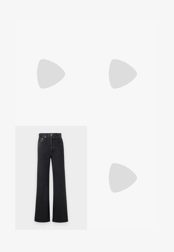 Lichtblauwe t-shirt met korte mouwen en een crèmekleurige kraag, met opgeblazen mouwen, featuring witte tekst "The Kooples" met een bliksemschichtontwerp.; Zwarte wijde jeans met hoge taille, voorzien van een knoop- en ritssluiting aan de voorkant, twee voorzakken en naaddetails, weergegeven op een effen achtergrond.; STAND STUDIO KELSEY - Muiltjes met hak - black; Zwarte lakleren schoudertas met zilveren studs in verticale rijen en een klein zilveren vogel-embleem in het midden aan de voorkant.