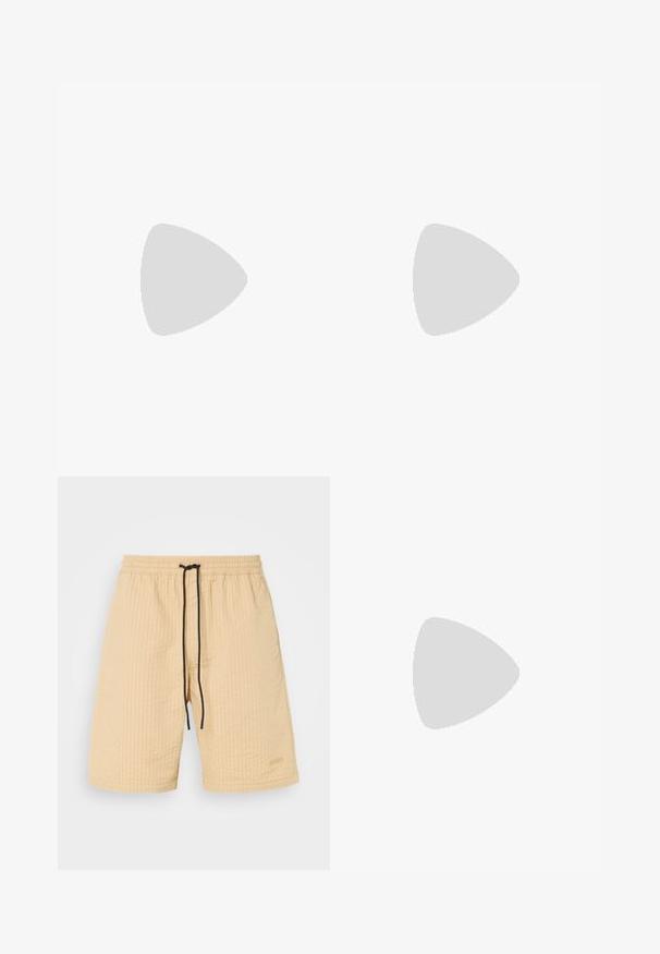 Zwart T-shirt met korte mouwen en ronde hals met een kleine witte rechthoekige logopatch met rode en zwarte CK-letters op de linkerborst.; Beige shorts van een gemêleerde stof, met een elastische tailleband en een zwarte trekkoord. Voorzien van een subtiele logoaccent. Recht gesneden ontwerp.; Zwarte sneaker met witte veters en hielstuk, "HUGO"-logo aan de zijkant, zwevend in de lucht tegen een grijze vloer en een achtergrond van glazen blokken.; Zwarte schoudertas van duurzaam stof. Voorzien van een klep sluiting, een verstelbare schouderband met een geperst logo en een detail met gespsluiting aan de voorkant.