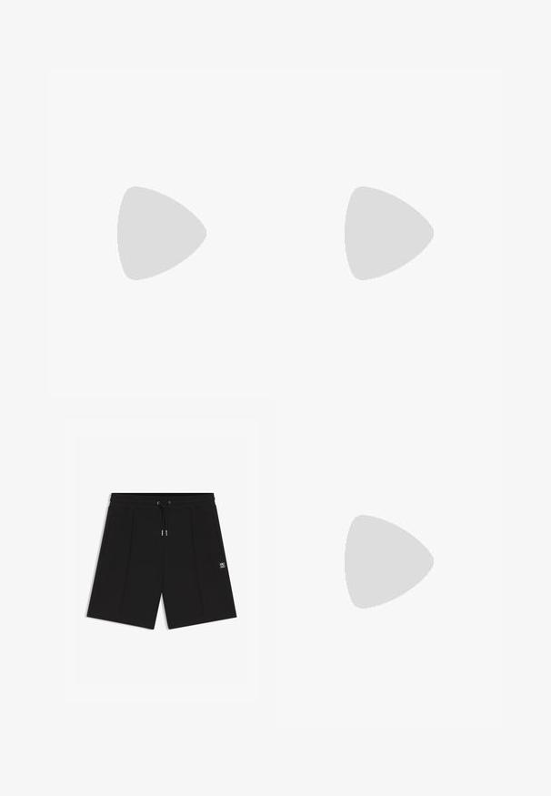 Marineblaues Kurzarm-T-Shirt mit V-Ausschnitt, aus weichem Material, mit lockerer Passform und minimalistischem Design, ohne sichtbare Muster oder Beschläge.; Schwarze knielange Shorts mit Seitentaschen, Kordelzug an der Taille und kleinem weißen "HUGO"-Logo am rechten Bein.; Weiße Leder-Sneaker mit glatter Oberfläche, niedrigem Design, runder Spitze und flacher Gummisohle. Ausgestattet mit flachen Schnürsenkeln und minimaler Markenkennung.; Schwarze synthetische Umhängetasche mit silbernem Reißverschluss, verstellbarem Trageriemen und Logo-Print. Die Tasche hat eine rechteckige Form und eine glatte Textur.