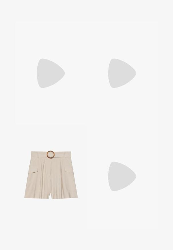 Hvid cropped t-shirt med v-hals, korte ærmer og et glat, let materiale. Ingen mønstre eller synlig hardware. Simpelt design.; Beige højtaljede shorts med en bred, flad talje, rund træspænde, plisseret front og to sidelommer. Glat stofstruktur.; Nude patentlæder højhælede pumpe med spids tå og en slank hæl, der har en glat, blank finish og et minimalistisk design.; Mørk bordeauxfarvet lædertaske med enkelt skulderrem og lille dekorativt mærke med en gylden ring på en ensartet lys baggrund.