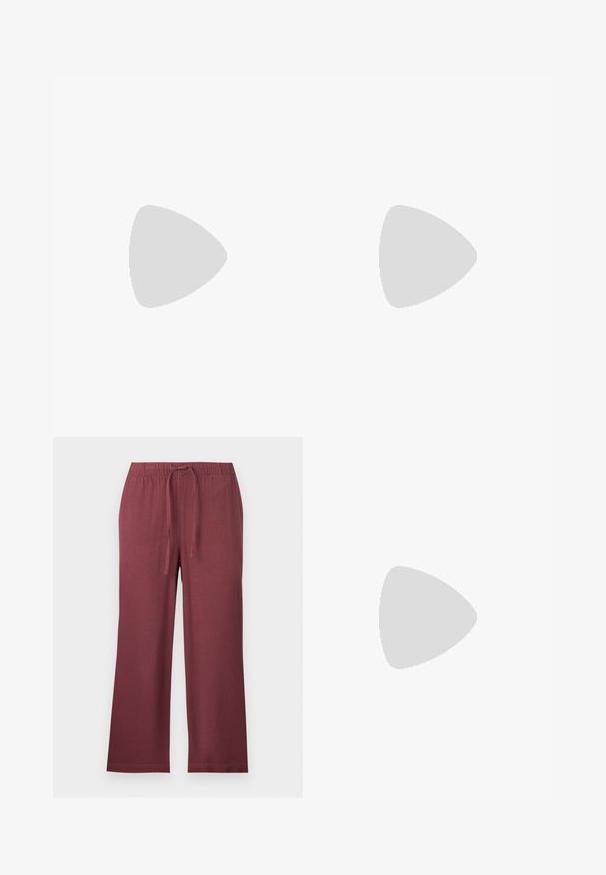 Valge õlgadeta pika varrukaga särk V-kujulise kaelusega ja keha järgiva lõikega, valgel taustal.; ONLY Petite ONLGOA PULL UP CULOTTE - Püksid - rose brown; Pruun patendiga nahast pallisaapad ruudukujulise varbaga ja rihmaga, millel on väike kuldne pandla. Sile tekstuur, madal konts ja minimalistlik disain.; Tumepruunast nahast õlakott, pehme ja lõdva vormiga, keeratud sõlme tüüpi sangaga, valgel ühevärvilisel taustal.