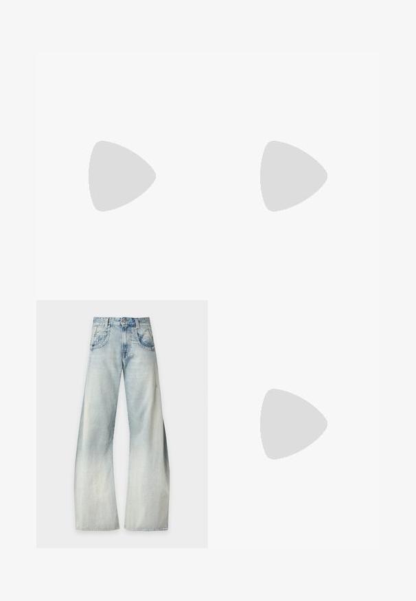 Halter-neck crop top i dæmpet grå, lavet af blødt stof, med en sammensunket buste, mesh-detaljer og et lille logo mærke ved kanten.; Lyseblå falmede jeans med vide ben, forlommer, bæltestropper og knaplukning på en ensfarvet baggrund.; Sorte læderslipsko med spids tå, der har en sølvlogo detalje og en lille hæl. Glat tekstur og minimalistisk design.; Sort læderhåndtaske med et opsamlet design og sløjfedetalje foran. Har en kort hank og sølvfarvede hardware-accenter.