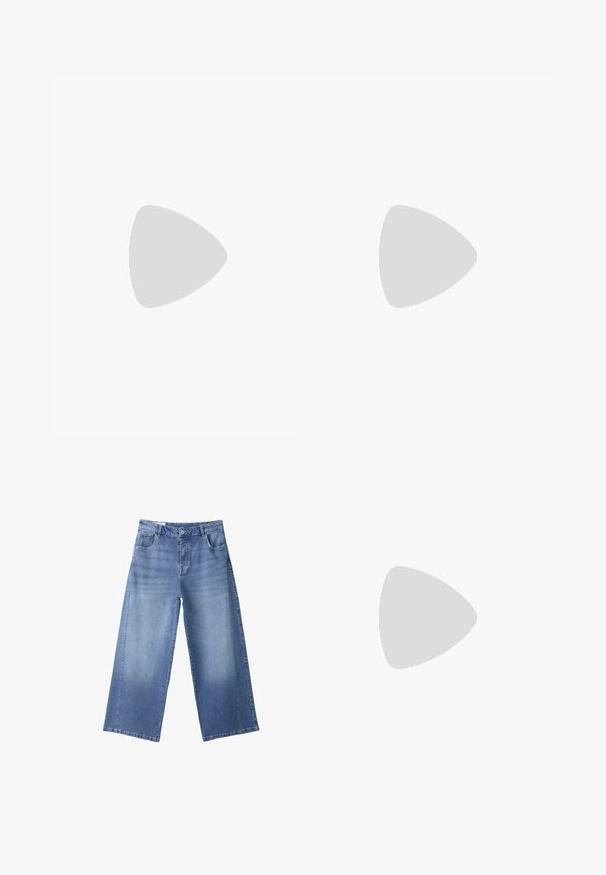 Haut noir à manches longues avec un large col rond, coupe décontractée et texture douce. Comprend un ourlet arrière légèrement plus long et sans ornements supplémentaires.; Jean en denim bleu à jambes larges avec taille haute, bouton sur le devant, fermeture éclair et poches, posé à plat sur fond blanc.; Jambes portant des leggings côtelés foncés associés à des ballerines noires avec de petits détails en nœud sur fond blanc.; Petit sac à main noir brillant avec deux longues anses et des détails à cordon sur les côtés sur un fond clair uni.