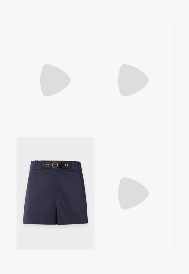 Polo en maille côtelée à manches courtes de couleur jaune pâle avec quatre boutons et bordure en dentelle blanche à l'ourlet.; Shorts taille haute bleu marine avec ceinture noire à boucle et ferrures dorées sur un fond clair uni.; Mocassins en cuir noir avec une finition brillante, dotés de deux boucles dorées et d'un talon bas. Texture lisse avec un design à bout arrondi.; Sac à main en daim bleu foncé avec des coutures blanches, une poignée découpée, une bandoulière à motif et de longues franges des deux côtés.