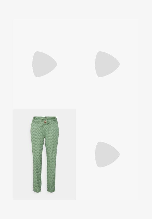 T-shirt blanc à manches courtes avec un col en V, en tissu doux, doté d'une coupe décontractée et d'un ourlet droit avec des détails de couture minimaux.; Ragwear TALIN CHEVRON - Pantalon classique - dusty green; Baskets blanches avec des bandes Velcro, accents en daim beige, semelle en caoutchouc texturée et logo V gris. Design minimaliste, forme arrondie.; Lunettes de soleil rondes avec des montures grises transparentes et des verres teintés en gris. Éléments en métal sur les branches et bras courbés pour la stabilité.