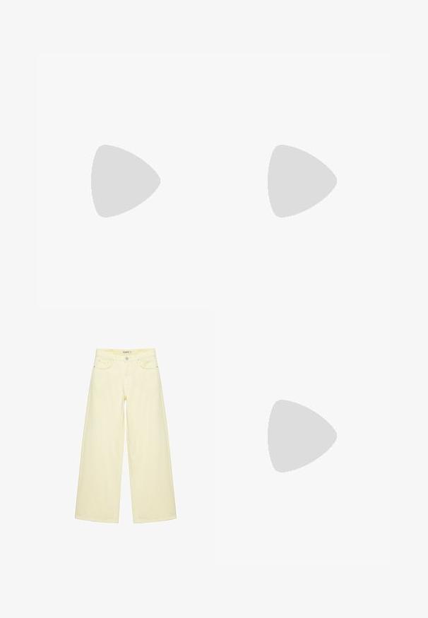 Gestreiftes Kurzarmoberteil aus leichtem Stoff. Mit cremefarbenen und hellorangen Streifen, rundem Halsausschnitt und seitlichen Schlitzen.; Weit geschnittene, cremefarbene Jeans mit Vordertaschen, Gürtelschlaufen und Knopfverschluss an der Taille.; Weißer Sneaker mit niedrigem Schaft, braunen Lederstreifen, Schnürverschluss und einer Laufsohle aus Gummimaterial, von der Innenseite auf weißem Hintergrund gezeigt.; Schwarze Lederhandtasche mit zwei verlängerten Griffen, Reißverschluss und runder Form; glatte Textur mit subtiler glänzender Oberfläche.