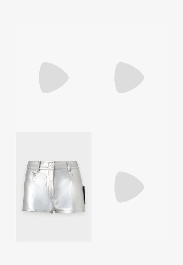 Langærmet top i mørk lilla stof med en tonet dragegrafik, slim fit, rund halsudskæring og sammenkrøllede ærmekanter.; Sølvmetallic højtaljede shorts med knaplukning foran, bæltestropper og to forlommer på en ensartet lysegrå baggrund.; Sort lavhælet lædersko med unikke sølvfarvede metaløjer og sort snørelukning langs toppen.; Rhinestone halskæde med V-formet design og metal i sølvfarve. Matchet med hængende øreringe med dråbeformede sten.