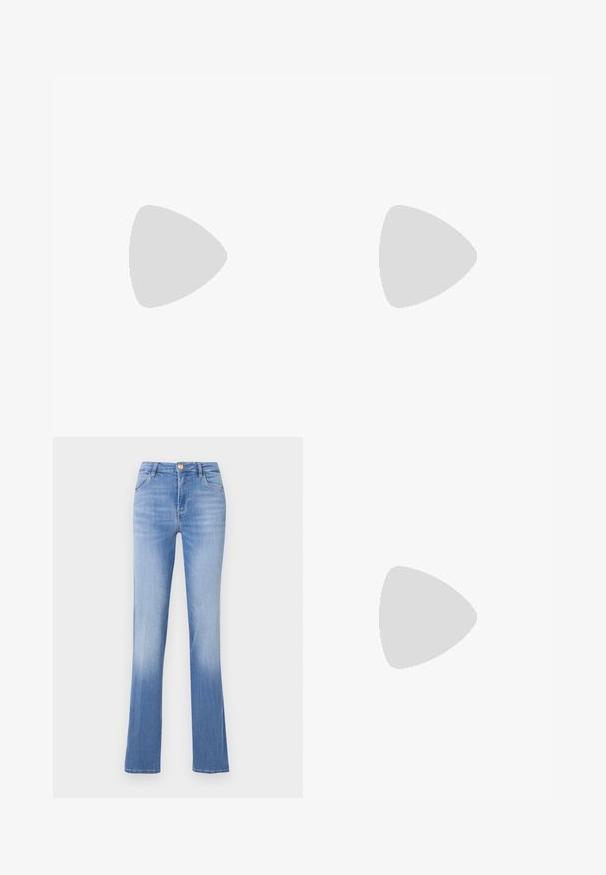 T-shirt noir à manches courtes en coton. Il présente un col rond et un petit logo "Guess" en argent en bas à gauche.; Jean en denim bleu clair à coupe évasée, design à cinq poches et fermeture à bouton à l'avant. Dégradé au niveau de l'ourlet pour un effet de dégradé.; Chaussures noires à talon slingback avec un bout pointu, en matériau lisse, dotées d'un petit talon et d'un accent décoratif en argent sur le dessus.; Sac à main argenté avec un design structuré, doté de deux poignées, d'une texture brillante, de quincaillerie accentuée et d'un logo triangulaire sur le devant.
