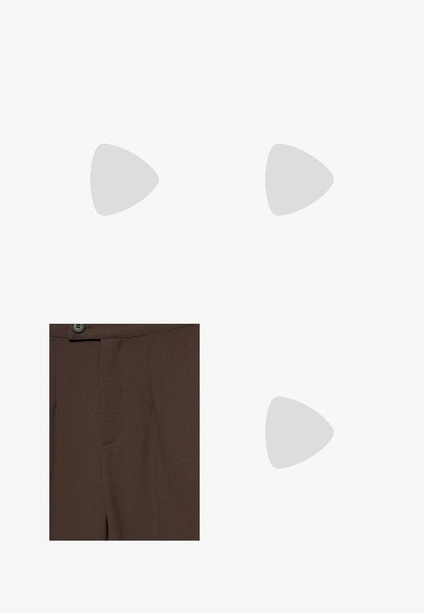 Haut marron sans manches avec un décolleté drapé profond en forme de bénitier et une fine lanière horizontale traversant le haut de la poitrine.; Gros plan sur un pantalon marron foncé sur mesure avec un bouton et une ceinture visibles en haut.; Mule marron à bout ouvert avec brides croisées et talon haut fin, présentée sur fond blanc.; Sac à main en daim marron doux avec une poignée supérieure unique et des détails latéraux froncés maintenus par des sangles en cuir et des anneaux métalliques.