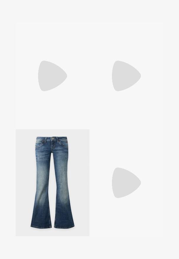 Halternek crop top in gedempt grijs, gemaakt van zachte stof, met een geplooid decolleté, mesh details en een klein logo label aan de onderkant.; Blauwe spijkerbroek met vervaagd effect, lage taille, voorzakken en uitlopende brede pijpen.; Witte chunky sneaker met dikke zool, vetersluiting en "Buffalo"-branding op de zijkant en hiel.; Zwarte laarzen van patentleer met een gebogen vorm, een enkele handgreep en een ronde bodem. Beschikt over een subtiele logodetail aan de voorkant.