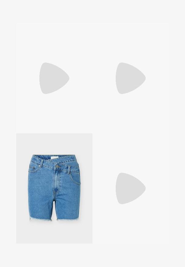 Top sans manches vert olive avec une texture côtelée, décolleté rond et une fermeture à boutons à l'avant dotée de sept boutons gris.; Short en denim bleu clair avec ourlet brut, poches avant, passants pour ceinture et taille croisée avec fermeture par bouton.; Mule en cuir marron à bout ouvert avec une boucle carrée argentée et un talon bloc moyen et épais sur un fond blanc uni.; Sac à bandoulière beige avec motif géométrique, anse chaîne dorée et bandoulière en tissu beige détachable, présenté sur fond blanc.