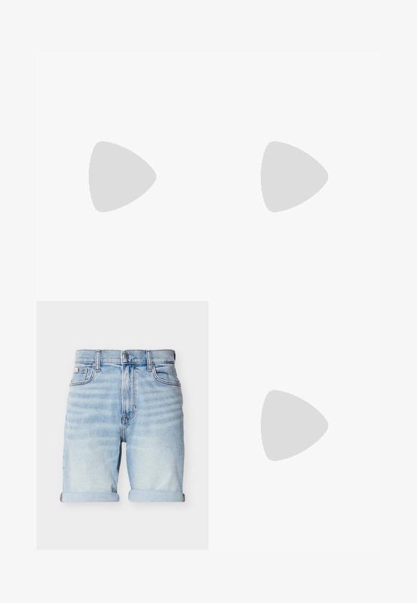Blå polo skjorte lavet af bomuld med en tre-knaps lukning, med kontrasterende hvide og marineblå striber på kraven og ærmeslidsene.; Lyseblå denimshorts med opsmøgede kanter, for-trykknap, lynlås og design med fem lommer på hvid baggrund.; Hvid lavtop canvas-sneaker med hvide snørebånd og et diskret "cK"-logo på siden, gummisål med tekstureret tåhætter.; Blå lærredstaske med lynlåslomme foran, dobbelte skulderremme og rektangulær form. Har en diskret mærkeetiket.