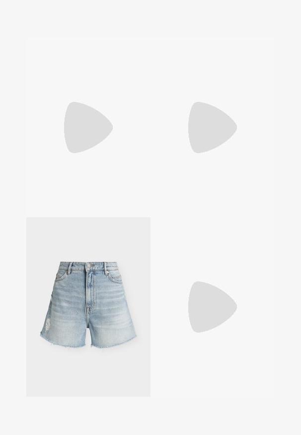 Kortærmet beige t-shirt med leopardmønster, der har en rund halsudskæring og et lille guld logo-akkcent på forsiden.; Lyseblå denimshorts med høj talje, forreste knap og lynlås, forlommer, let distressed detalje på venstre lår og frynsede kanter.; Sorte lædersandaler med flere slanke remme, en flad sål og en justerbar ankelrem med en rund spænde detalje.; Beige læder crossbody taske med en buet form, gyldne metaldele, lynlås lukning, og en justerbar rem. "BOSS" logo prægede foran.