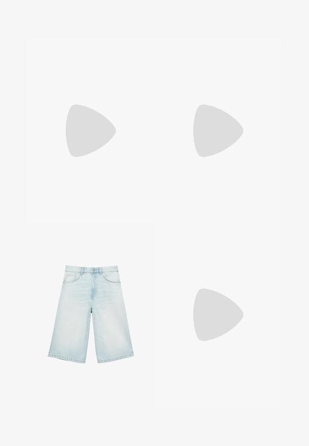Rød- og hvidstribet t-shirt med korte ærmer, lavet af blødt stof med en løs pasform og rund halsudskæring, der har vandrette striber.; Lyseblå denim Bermuda-shorts med forlommer, bæltestropper og knaplukning, lagt fladt på en hvid baggrund.; Hvid Nike Air Force 1 sneaker svævende over en betonoverflade med skygger i et minimalistisk miljø.; Runde, bruntonede solbriller med en glansfuld bordeauxramme. Slanke arme med diskret brandingdetalje. Flad linsedesign.