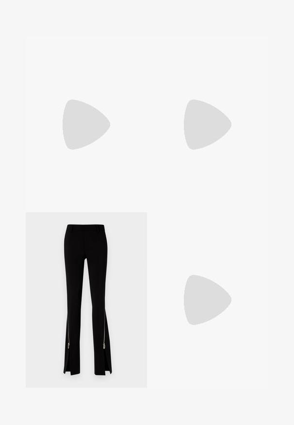 Sort pailletetop med dyb V-udskæring, ærmeløs design og peplum-omstilling. Har en glat indvendig foring og en skinnende, reflekterende tekstur.; DSQUARED2 ICON TRUMPET PANT - Bukser - black; Sort højhælet sandal med tynde stropper, en ankelspænde, en glat læderoverflade og en slank stilethæl.; Lille sølvfarvet metallisk clutch-pung med rundet, rynket design og lukning med to sølvkugler.