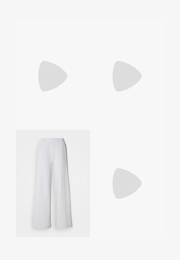 Camisa polo negra de manga larga hecha de tela acanalada, con un cuello clásico y una tapeta de tres botones en la parte frontal.; Pantalones de pierna ancha en gris claro con cinturilla elástica, fabricados en una tela suave con una sutil textura y sin patrones o acentos visibles.; Sandal de tacón stiletto negro de cuero con punta afilada, correa lateral con hebilla, tachuelas a lo largo del borde y cordones decorativos en la parte delantera.; Pequeño bolso negro brillante con dos asas largas y detalles de cordón lateral sobre un fondo claro liso.