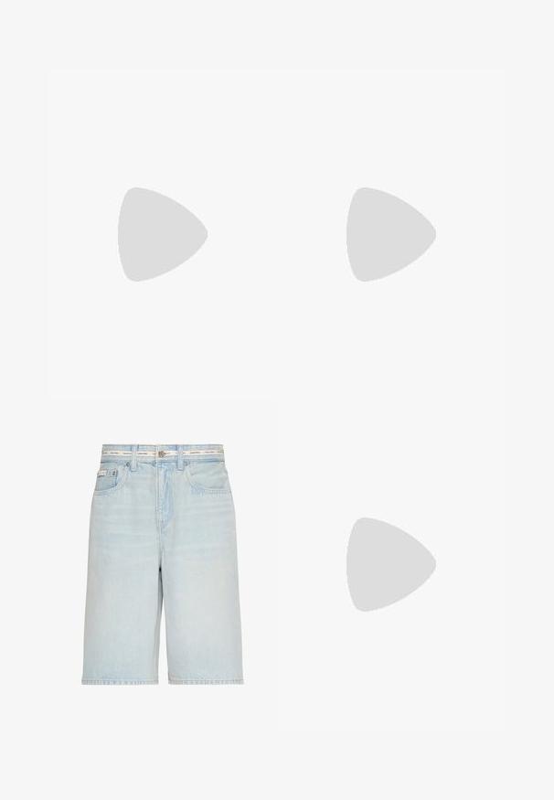 Camiseta de algodón azul marino de manga corta con cuello redondo y pequeño logo bordado de GANT en el pecho izquierdo.; Pantalones cortos vaqueros azul claro con bolsillos delanteros y trabillas para el cinturón, con una banda blanca con la marca "Calvin Klein".; Sandalia plana beige tipo slide con una tira ancha que presenta un detalle decorativo perforado y suela delgada negra.; Bolso de hombro de cuero blanco con cierre de cremallera, forma curva y logo CK en relieve en la parte delantera.