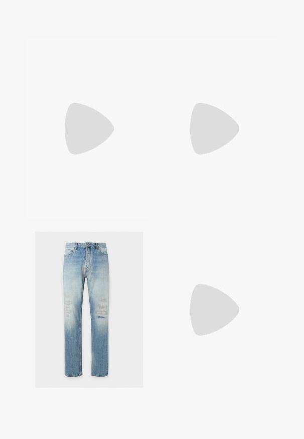 Tmavohnedé tričko s krátkym rukávom a okrúhlym výstrihom, s malým bielym logom EA7 Emporio Armani na ľavej hrudi a na krku.; Svetlomodré džínsové nohavice rovného strihu s jemne vyblednutými a opotrebovanými detailmi na predných stehnách, klasický štýl s piatimi vreckami a zapínaním na gombíky.; Biela nízka teniska so sivým pätovým pásikom, bielymi šnúrkami a členitou podrážkou, zobrazená na jednoduchom svetlom pozadí.; Obdĺžniková taupe crossbody taška s klopou na zatváranie a malým kovovým logom uprostred prednej časti na bielom pozadí.