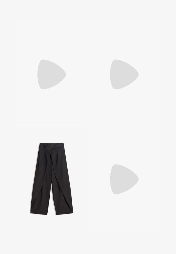Sort kortærmet t-shirt lavet af glat bomuld, med rund halsudskæring og en lige afskæring. Enkel, minimal design uden mønstre.; Sorte bukser med vide ben lavet af glat stof, med to forlommer og et lægdetalje med to knapper ved taljen.; Lavtop sneaker med sølvmetallic sider, hvid ruskindsspids, sorte snørebånd og brun gummisål.; Lille sort blank håndtaske med to lange håndtag og snøre-detaljer i siden på en ensfarvet lys baggrund.