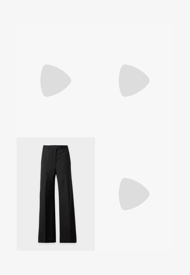 Haut court à manches courtes marron foncé avec encolure ronde et tissu lisse, présenté sur un fond clair uni.; Pantalon noir taille haute à jambes larges avec plis devant et passants pour ceinture, présenté sur fond blanc.; Chaussure à talons hauts brun foncé à bout pointu, finition lisse et talon fin sur un fond clair uni.; Petit sac à main marron foncé texturé avec une courte bandoulière et un fond arrondi sur un fond clair uni.