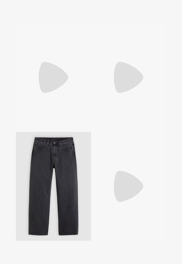 Camisa polo verde de algodón, con cuello, tapeta de dos botones y ribete blanco en las mangas, además de un sutil bordado del logo.; Vaqueros con rayas verticales negras, corte recto, confeccionados en denim, con cierre frontal de botones y cinco bolsillos.; Mocasines de cuero negro con un acabado suave, punta redondeada, tacón bajo y costura decorativa en la parte delantera. Suela de goma para mayor agarre.; Cinturón de cuero negro con una textura suave, que cuenta con una hebilla rectangular de metal plateado y un diseño clásico.