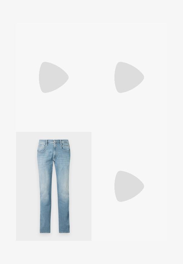 Camiseta blanca de manga larga hecha de algodón, con un logo negro en el pecho y "REPLAY" impreso verticalmente en la manga izquierda.; Jeans de denim azul claro con un diseño de pierna recta, estilo de cinco bolsillos y un acabado desgastado. Cuenta con un cierre frontal de botón y cremallera.; Zapatilla de cuero negra con rayas blancas, suela de goma texturizada y parte frontal con cordones. Cuenta con una etiqueta de marca en la lengüeta.; Bolsa de mano de tela negra suave con asas anchas y una delgada correa de hombro trenzada en negro y blanco.