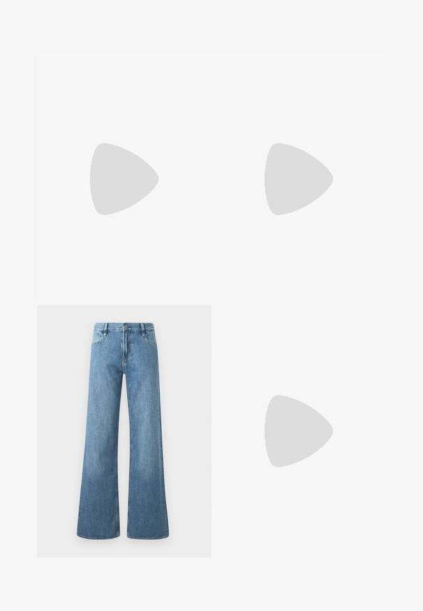 Gestreiftes Baumwoll-Polohemd mit weißen und navyblauen horizontalen Streifen, kurzen Puffärmeln, V-Ausschnitt und geripptem Kragen.; Hellblaue weite Jeans aus Denim. Mit hohem Bund, Fünf-Taschen-Design und einem Knopfverschluss mit sichtbaren Nähten.; Braune lackleder Slingback-Absätze mit spitzem Zehen, einem dünnen Absatz und einem verstellbaren Riemen mit einer kleinen Schnalle.; Dunkelbraune Lederschultertasche mit weicher, lockerer Form und einem gedrehten Knotengriff vor schlichtem weißem Hintergrund.