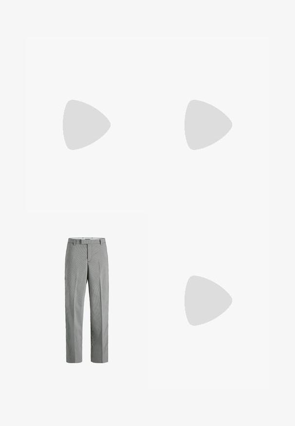Polo shirt vert clair avec un col texturé, des manches courtes et un emblème brodé sur la poitrine gauche. Fini en tissu doux.; Pantalons à carreaux gris et blancs avec une coupe droite, présentant un devant plat, des passants de ceinture et des poches latérales discrètes.; Chaussure mocassin en cuir noir présentée en suspension au-dessus d'un tapis beige tissé, avec une table en bois et des livres empilés dans un salon doucement éclairé.; Ceinture en faux cuir noir avec texture crocodile et boucle ronde en argent, enroulée sur un fond blanc uni.