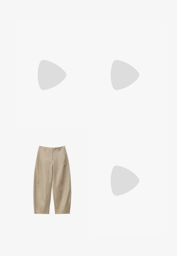 Sort langærmet ribbet T-shirt med rund halsudskæring, lavet af blødt stof, med et enkelt design uden udsmykninger eller mønstre.; Beige cropped bukser med lige ben, bæltestropper, sidelommer og lynlås foran, lagt fladt på hvid baggrund.; Lyseblå åbne sandaler med to spænder, korkfodbed og sort gummisål, kombineret med cremede brede bukser.; Beige læderhåndtaske med en buet skulderrem, der har en frontlomme med lynlås og diskrete guldindlæg. Glat tekstur og minimalistisk design.