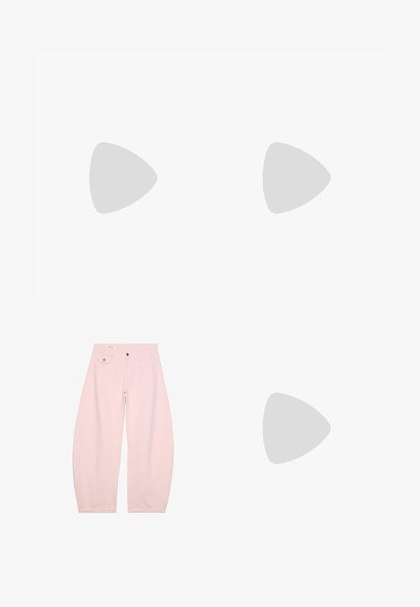 Rød kortærmet top med off-the-shoulder design, der har hvide prikkede mønstre. Fremstillet af glat stof med en tætsiddende facon.; Lyserøde bukser med vide ben med knap foran, lynlås, bæltestropper og en lille knaplukket klaplomme på højre side.; Hvide sneakers med beige detaljer og en rød hælflap. Har en struktureret brun gummisål og flade snørebånd, med et minimalistisk design.; Hvid læderbælte med en glat tekstur, der har en sølvmetalspænde og en enkelt løkke, designet til justerbar pasform.