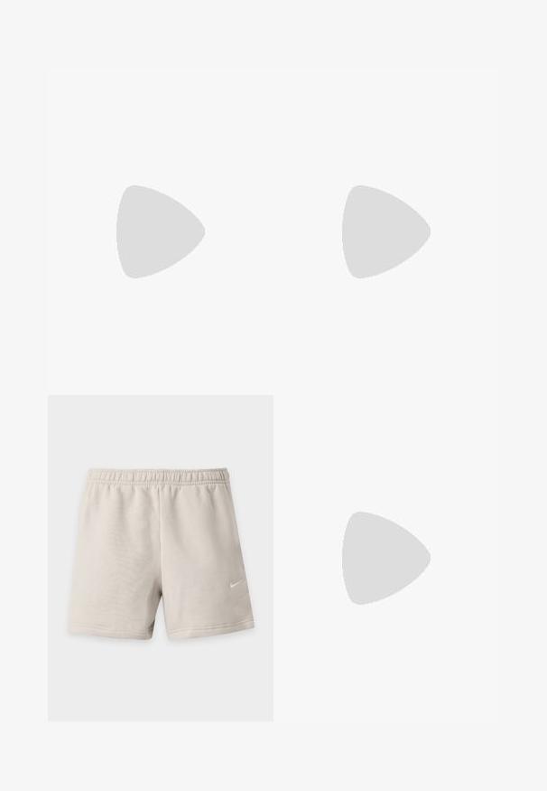 Hvid T-shirt med mørkeblå ribbet krave og ærmer. Har en stor grafisk tekstlogo i mørkeblå, "Dickies WORKWEAR COMPANY."; Lyse beige atletikshorts med elastisk talje og lille hvid Nike Swoosh-logo på nederste højre ben.; Jordan AIR JORDAN 1 - Sneakers - white/light bone/particle beige; Sølvringe armbånd med store led og et hjerteformet midtpunkt besat med klare krystaller. Inkluderer sikker lås.