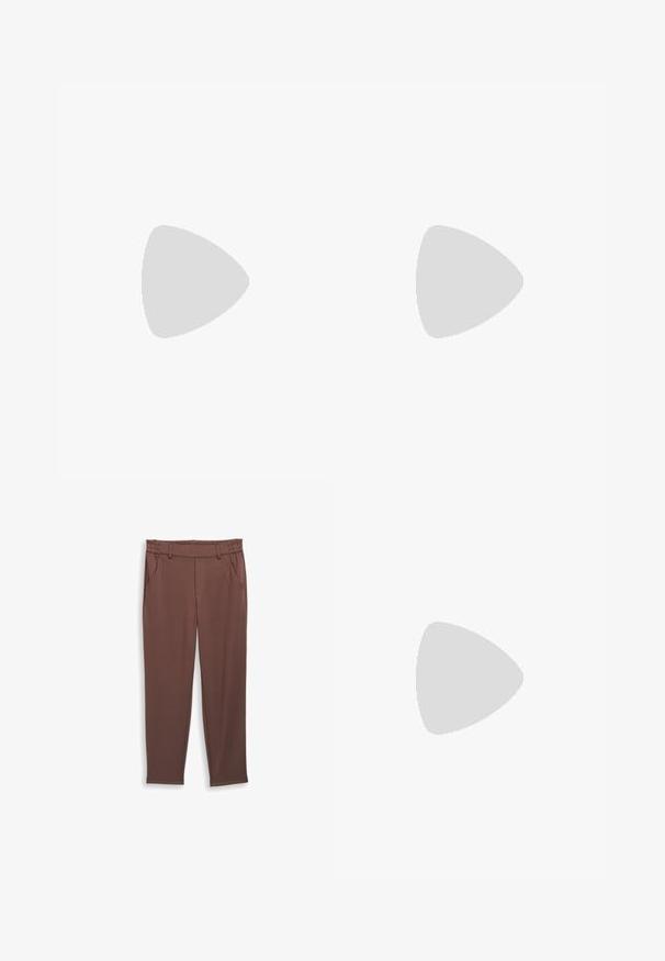 Camisa de algodón blanca de manga larga con escote redondo, textura suave y silueta ajustada. Sin patrones o detalles visibles.; Pantalones marrones, ajustados y fabricados con tejido suave. Cuentan con una cintura elástica, pasadores para cinturón y dos bolsillos laterales. Textura lisa sin patrones visibles.; Zapato de tacón alto de mujer en piel negra patentada, con punta puntiaguda y tacón delgado, sobre un fondo claro y liso.; Pequeño bolso negro brillante con dos asas largas y detalles de cordón lateral sobre un fondo claro liso.