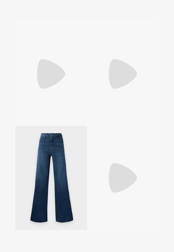 Haut rose clair à manches longues avec un col rond, présentant des détails de couture diagonale et une texture lisse.; Jeans en denim bleu foncé taille haute avec jambes larges, poches avant, passants de ceinture et fermeture à bouton.; Ballerines en cuir noir avec un bout rond, texture lisse, détails de couture minimalistes et design de semelle flexible.; Sac à épaule en cuir verni noir avec détail de boucle argentée et bandoulière en chaîne argentée, présenté sur un fond uni clair.