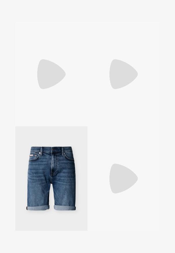 Kortærmet polo i en struktureret bordeauxstof med en kontrasterende mørk bordeauxkrave og manchetter. Har et V-hals design.; Blå denimshorts med opadvendte manchetter, forsideknap og lynlås, femlomme-design og diskrete falmede detaljer.; Mørkebrune ruskinds-sneakers med sort detalje på hælen, snørebånd foran og lys brun gummisål, vist fra siden på en hvid baggrund.; Brunt læderbælte med spænde i sølvmetal, der har en glat tekstur og et enkelt design. Inkluderer en løkke til justering og fastgørelse.