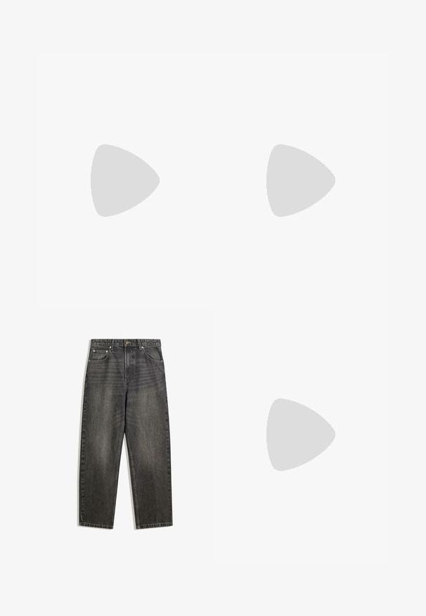 Schwarzes kurzärmliges T-Shirt aus Baumwolle mit Rundhalsausschnitt und einem kleinen Etikett an der Seite. Glatte Textur und gerader Schnitt.; Schwarze Jeans aus Denim mit entspannter Passform, fünf Taschen, Knopfverschluss und dezentem Verblassen in der Stoffstruktur.; Schwarzer Lederloafer mit dicker, profilierter Sohle und Pennyriemen-Detail, von der rechten Seitenansicht auf weißem Hintergrund gezeigt.; Ray-Ban Sonnenbrillen mit grünen Gläsern, schwarzen Kunststoffrahmen und goldenen Akzenten an den Rändern. Quadratische Form mit matter Oberfläche.