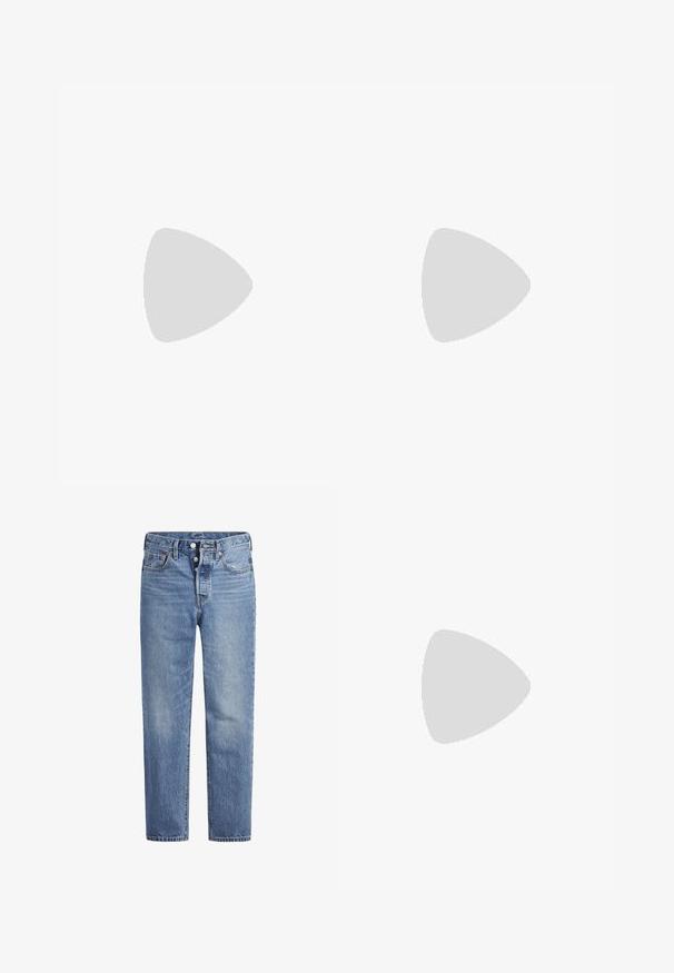Camiseta de manga corta a rayas azules y blancas con cuello redondo. Material de algodón suave, corte relajado y aberturas laterales para facilitar el movimiento.; Jeans de mezclilla azul claros con corte recto, diseño de cinco bolsillos y cierre de botón. Presentan un ligero desvanecimiento y acentos de costura en naranja.; Zapatillas blancas de cuero con acentos en gris del logo V, suela de goma texturizada, cordones blancos y lengüeta y collar acolchados.; Pendientes de aro de plata, forma circular, textura lisa y brillante, y ancho constante en toda su extensión. Diseño minimalista sin acentos adicionales.
