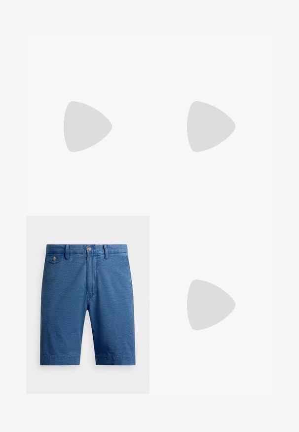 Polo à manches courtes rose clair avec col boutonné et petit logo bleu brodé sur la poitrine gauche.; Shorts bleus avec un motif texturé, dotés d'une fermeture à bouton, de poches avant et d'une coupe droite. Matière en mélange de coton.; Baskets en toile blanches avec un design basse, présentant un onglet de talon beige et un petit logo brodé sur le côté. Semelle en caoutchouc.; Ceinture tressée en tissu beige avec boucle métallique argentée et détails en cuir marron, comprenant un patch logo cousu à l'extrémité.