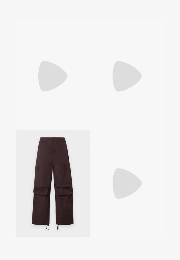 Camiseta corta de mangas moradas con un cuello alto y un diseño gráfico de letras estilizadas "A", "C" y "9" con elementos florales y espinosos.; Pantalones cargo marrón oscuro con cintura elástica, dos bolsillos laterales y dobladillos con cordón. Hechos de una tela resistente con un ajuste relajado.; Zapatilla de running negra de Nike con parte superior de malla y sintética flotando sobre una superficie de hormigón y escalones de fondo.; Bolso de hombro de tela suave color verde oliva con cierre de cremallera y correa ajustable sobre un fondo liso y claro.