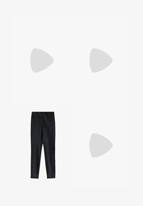 Sort bomulds t-shirt med flere rhinsten-belagte sløjfe-dekorationer på forsiden. Runde halsudskæring og korte ærmer.; Sorte leggings med et blomstermotiveret blondemønster, fremstillet af et strækbart materiale, med en elastisk talje for komfort og pasform.; Sorte laklæder højhælede slingback-sko med spids tå, justerbar ankelrem og åben sider. Glat tekstur.; Sort faux læder tote taske med en tekstureret finish, to lange håndtag og hardware i guld tone-accenter på siden. Rektangulær form.