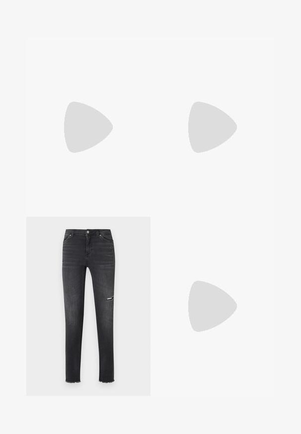 Pull en maille côtelée à manches longues bordeaux avec un col rond et des accents de boutons sur les poignets. Fabriqué dans un matériau en tricot texturé.; Jean skinny noir avec légère usure au niveau de la cuisse et ourlets effilochés, présentant un style cinq poches standard avec fermeture par bouton.; Talons slingback en cuir verni brun avec un bout pointu, un talon fin, et une sangle réglable avec une petite boucle.; Sac à main en cuir tressé marron foncé avec poignée courbée, garniture blanche, fermeture éclair argentée et bandoulière large en tissu amovible sur fond uni.