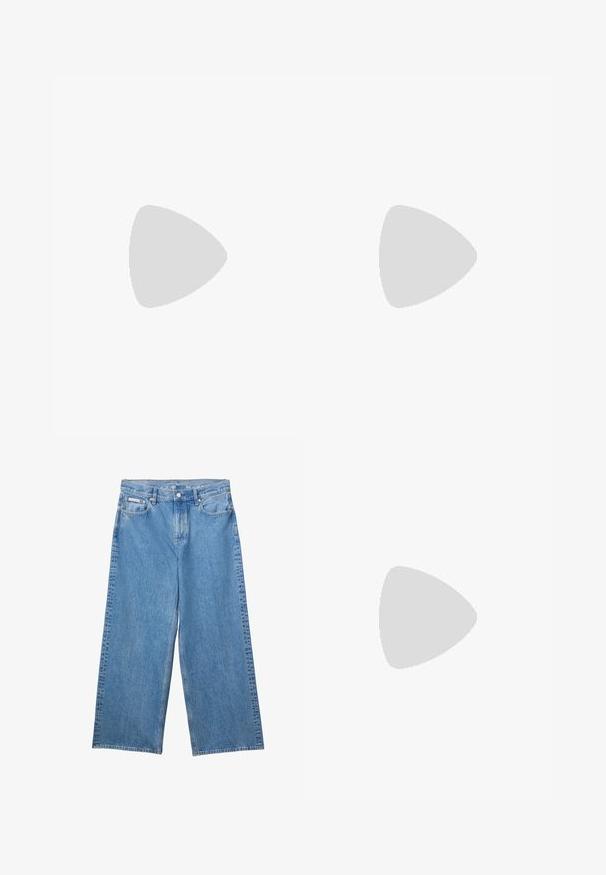 Hvid bomulds T-shirt med korte ærmer og rund halsudskæring, med "Calvin Klein" broderet i lyserøde bogstaver på forsiden.; Blå vidde jeans med frontknap og lynlås, bæltestropper og Calvin Klein-mærke på lille forlomme.; Brun Calvin Klein hælet thong sandal svævende over træflise og grus udendørs med sløret grønt og stenmur i baggrunden.; Sort lædertaske med sølv "cK" logo foran, med kort håndtag og længere justerbar skulderrem.